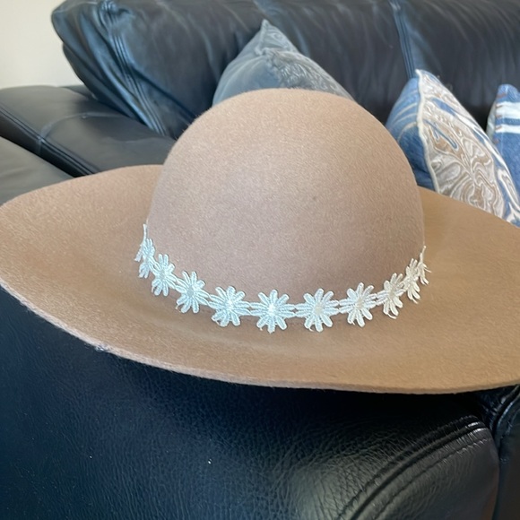 Women’s floppy summer hat! With adorable flower detail - Picture 3 of 4